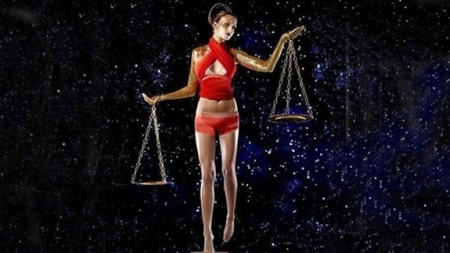 Oroscopo di domani 24 agosto 2017, Luna in Bilancia e 'top del giorno': ecco i quattro segni con un giovedì fortunato.
