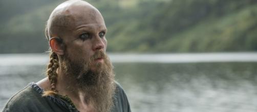 Gustaf Skarsgård interpretando a Floki en la serie Vikingos