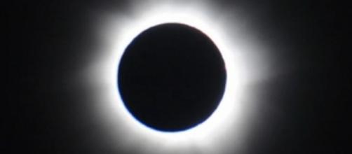 Solar eclipse to race across US coast to coast Source: https://upload.wikimedia.org/wikipedia/commons/1/17/Nasaeclipse13nov2012.png