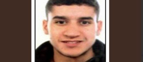 Ucciso dalla polizia Younes Abouyaaqoub, il killer di Barcellona: aveva una cintura esplosiva fasulla.