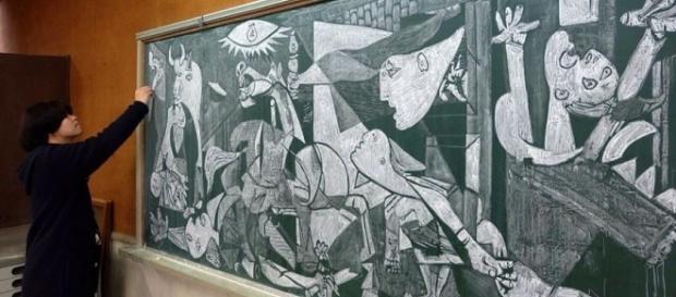 Hirotaka Hamasaki reproduziu obras como Guernica, de Pablo Picasso, em um quadro negro. Foto: Reprodução/Hirotaka Hamasaki Hirotaka Hamasaki reproduziu obras como Guernica, de Pablo Picasso, em um quadro negro. Foto: Reprodução/Hirotaka Hamasaki