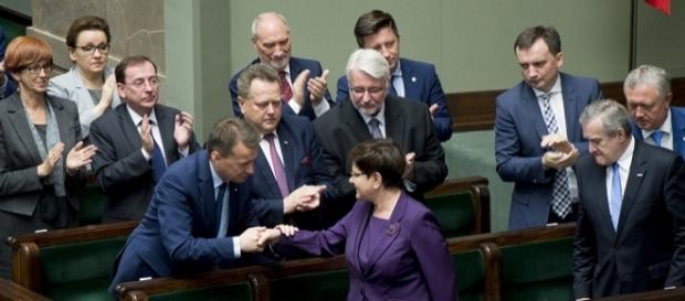 Premier Beata Szydło wraz z Radą Ministrów w Sejmie (fot. flickr.com, Public Domain Mark 1.0) Premier Beata Szydło wraz z Radą Ministrów w Sejmie (fot. flickr.com, Public Domain Mark 1.0)