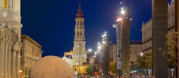 Veduta notturna della centrale Plaza de Pilar, Saragozza Veduta notturna della centrale Plaza de Pilar, Saragozza