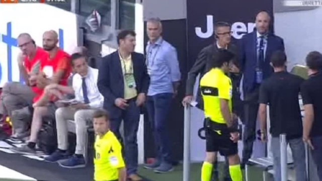 Il primo utilizzo della Var da parte dell'arbitro Maresca