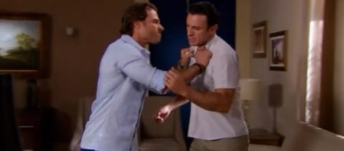 Alessandro confronta Vitor, por ter salvo Medina