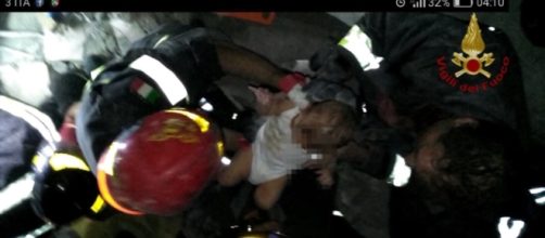 Bambino di 17 mesi salvato dai vigili del fuoco sotto le macerie