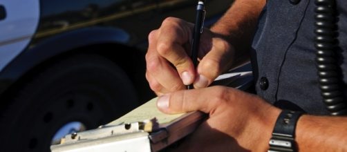 Ciclista investito viene multato per mancanza di luci e campanello