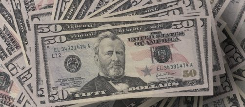 Giving cash. Image via Pixabay.