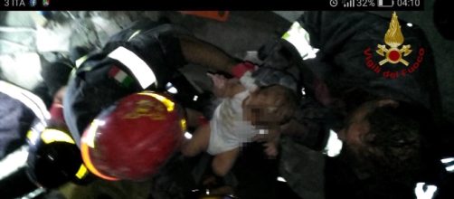 Il bambino di diciotto mesi salvato dai vigili del fuoco