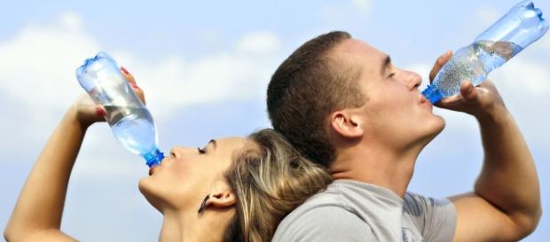 Beber bastante água diminui os riscos de ataques cardíacos em 41% Beber bastante água diminui os riscos de ataques cardíacos em 41%