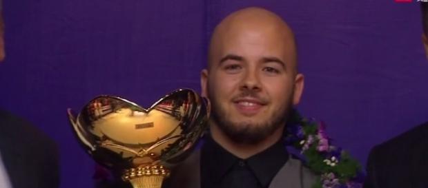 Belgian surprise - Luca Brecel with the China Championship trophy Belgian surprise - Luca Brecel with the China Championship trophy