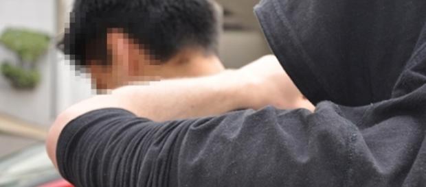 Homem é estuprado com paus e pedras Homem é estuprado com paus e pedras