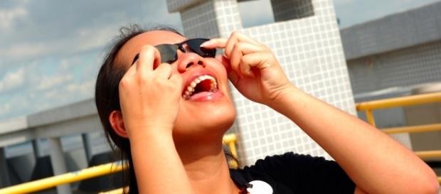 L A DIY 3D solar eclipse glasses | by Thomas.L- Flickr L A DIY 3D solar eclipse glasses | by Thomas.L- Flickr