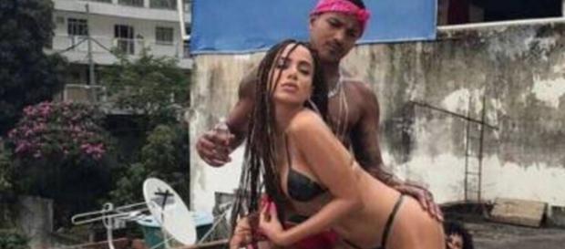 Novo clipe de Anitta aposta na sensualidade brasileira para 'bombar' Novo clipe de Anitta aposta na sensualidade brasileira para 'bombar'