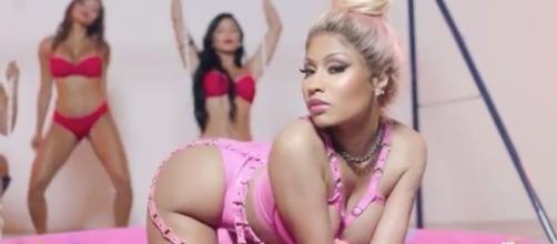 La reina del rap, Nicki Minaj en el vídeo del rapero Yo Gotti - Rake It Up (vía - dancehallhiphop)