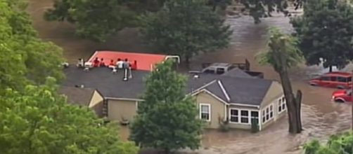 Kansas City Floods Force Family Onto Roof [Image via YouTube: Associated Press]