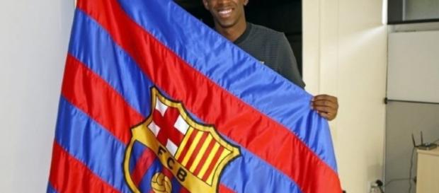 Dembélé signe son contrat au FC Barcelone Dembélé signe son contrat au FC Barcelone