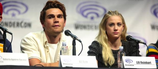 KJ Apa & Lili Reinhart | by Gage Skidmore - flickr KJ Apa & Lili Reinhart | by Gage Skidmore - flickr