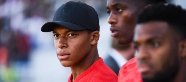 Le PSG négocie avec Monaco pour Mbappé Le PSG négocie avec Monaco pour Mbappé