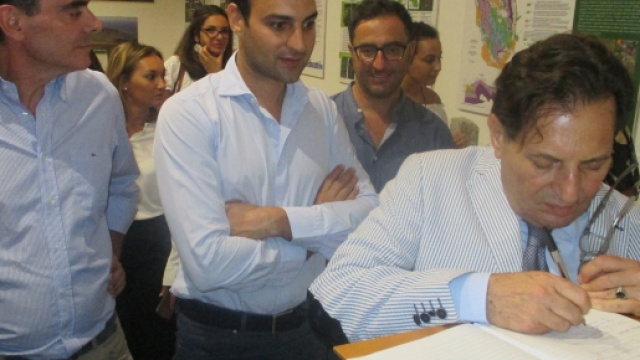 Il Governatore Rosario Crocetta lascia una dedica al Museo della Montagna di Ventimiglia di Sicilia