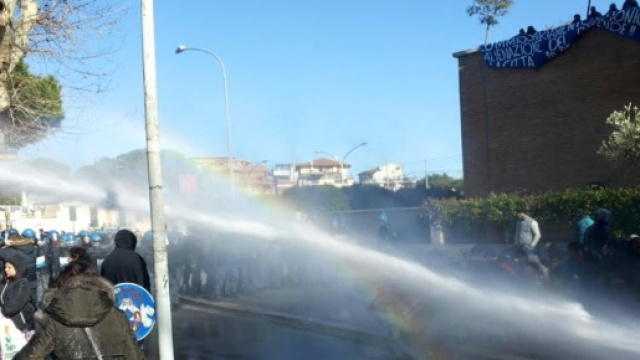 Roma, immobile occupato. Scontri tra polizia e antagonisti ... - ilgiornale.it