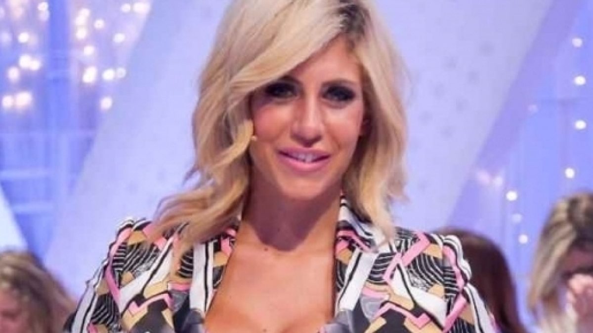 Gossip Uomini e donne la Latini polemica Paola Caruso sul trono