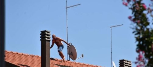 Un maghrebino a Jesolo sotto lo sguardo di centinaia di passanti che lo riprendevano si è lanciato nel vuoto. Foto: Facebook.