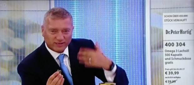 Für HSE24 sind Fischöl-Kapseln für die ganze Familie geeignet - Verbraucherschützer halten dagegen / Foto: HSE24 Screen, Liveshow 25.08.17 Für HSE24 sind Fischöl-Kapseln für die ganze Familie geeignet - Verbraucherschützer halten dagegen / Foto: HSE24 Screen, Liveshow 25.08.17