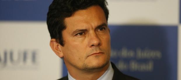 Juiz Sérgio Moro afirma que seu salário gira em torno de R$ 27 mil. Juiz Sérgio Moro afirma que seu salário gira em torno de R$ 27 mil.