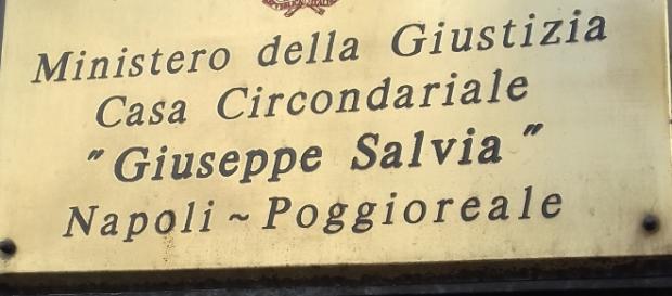 L'insegna posta all'esterno del carcere di Poggioreale, dove V.C. è detenuto sebbene ammalato L'insegna posta all'esterno del carcere di Poggioreale, dove V.C. è detenuto sebbene ammalato