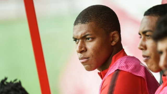 Mercato PSG : pourquoi le transfert de Mbapp&eacute; est compliqu&eacute; - rtl.fr