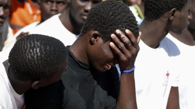 Migranti, cacciati via con gli idranti a Roma - today.it