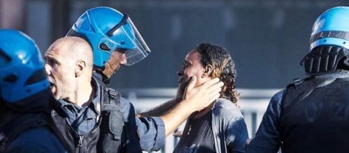 Roma, migranti: sgombero in piazza indipendenza, poliziotto sotto ... - velvetnews.it