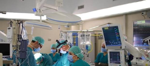 Cardiac surgery operating room (Pfree2014 wikimedia) Cardiac surgery operating room (Pfree2014 wikimedia)