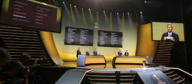 El sorteo se celebró en la ciudad suiza de Nyon. Larsson y Abidal encargados de las bolas. (vía web-periodicodeibiza.es) El sorteo se celebró en la ciudad suiza de Nyon. Larsson y Abidal encargados de las bolas. (vía web-periodicodeibiza.es)