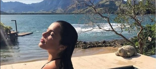 Emilly é elogiada ao posar de biquíni. Emilly é elogiada ao posar de biquíni.