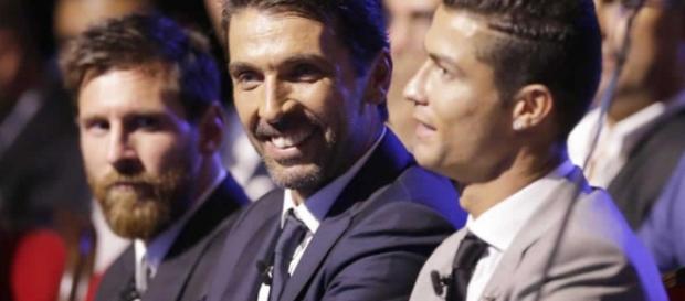 Leo Messi, Buffon y Cristiano Ronaldo en la gala de la UEFA. Leo Messi, Buffon y Cristiano Ronaldo en la gala de la UEFA.