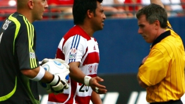 Matt Reis Carlos Ruiz yellow card