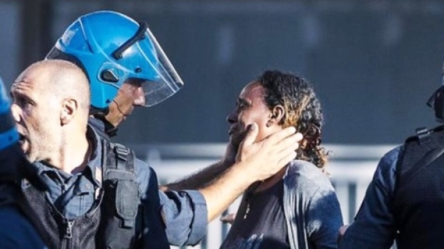 Roma, migranti: sgombero in piazza indipendenza, poliziotto sotto ... - velvetnews.it