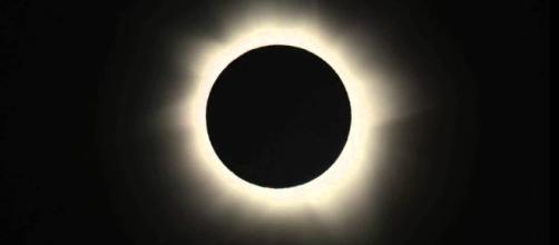 Solar eclipses are forecast accurately by NASA astronomers. [Image via Angel R. Lopez-Sanchez/YouTube]