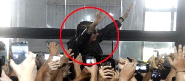 Bolsonaro é recepcionado por multidão em aeroporto Bolsonaro é recepcionado por multidão em aeroporto