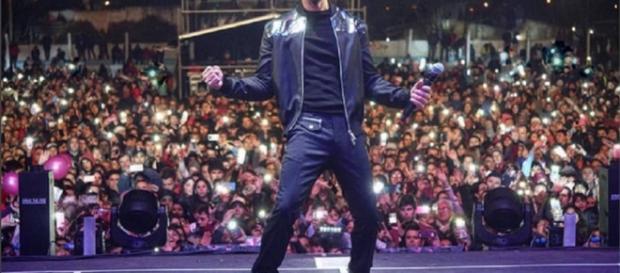Luis Fonsi durante il concerto a Dolores in Argentina Luis Fonsi durante il concerto a Dolores in Argentina