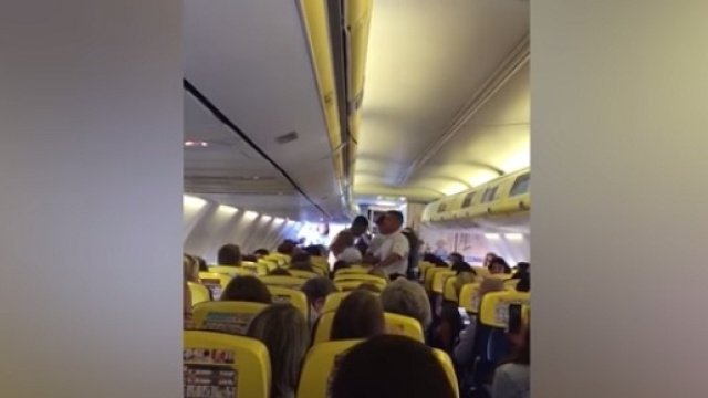 Volo Ryanair costretto all'atterraggio d'emergenza da un ubriaco