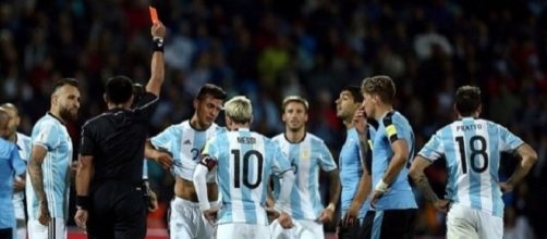 L'espulsione di Dybala nel match tra Argentina ed Uruguay disputato per le attuali qualificazioni ai Mondiali