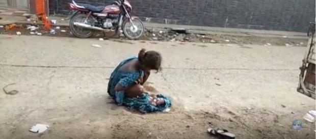 Apesar de parir perto do hospital, médicos não foram ajudá-la e impediram que ambulância fosse até ela (Jharkhand News) Apesar de parir perto do hospital, médicos não foram ajudá-la e impediram que ambulância fosse até ela (Jharkhand News)