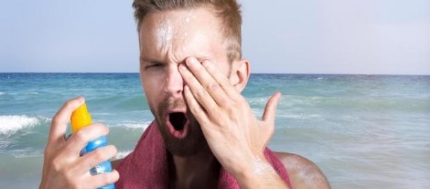 Na Califórnia, pessoas aplicaram protetor solar nos olhos para poderem ver o eclipse de segunda-feira (21) Na Califórnia, pessoas aplicaram protetor solar nos olhos para poderem ver o eclipse de segunda-feira (21)