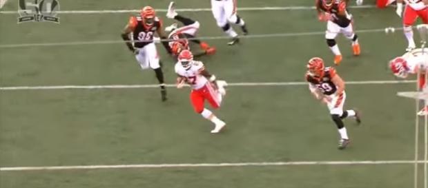 Spencer Ware injures knee, Kansas City Chiefs promote rookie Kareem Hunt- Photo: YouTube (NFL) Spencer Ware injures knee, Kansas City Chiefs promote rookie Kareem Hunt- Photo: YouTube (NFL)
