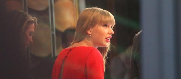 Taylor's new single-https://upload.wikimedia.org/wikipedia/commons/f/f6/Taylor_Swift_GMA_%288114085506%29.jpg Taylor's new single-https://upload.wikimedia.org/wikipedia/commons/f/f6/Taylor_Swift_GMA_%288114085506%29.jpg