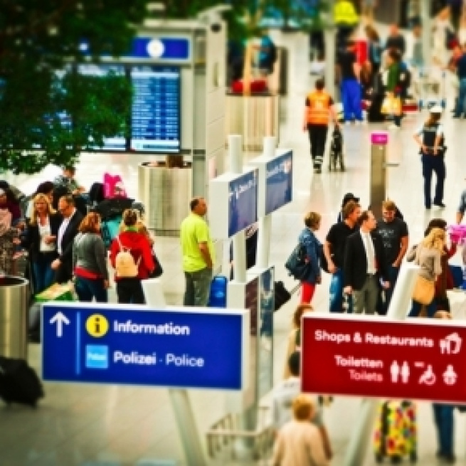 Airport people / Photo via MichaelGaida, Pixabay