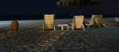 Copyright falco: la bellezza della spiaggia di notte non deve far sottovalutare rischi per la propria incolumità.